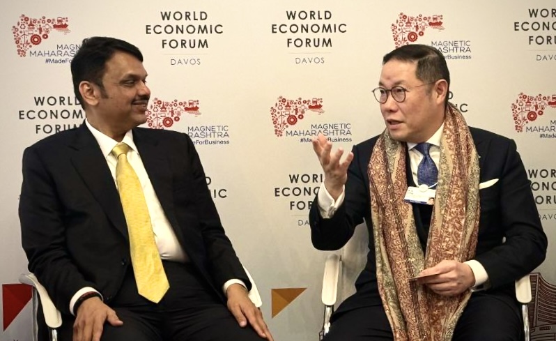 ▲조현상 HS효성 부회장이 다보스 포럼에 참석해 데벤드라 파드나비스 인도 마하라슈트라 주총리를 만나 인도시장 투자 계획에 대해 논의했다. (조현상 HS효성 부회장(오른쪽), 데벤드라 파드나비스 인도 마하라슈트라 주총리(왼쪽)) (HS효성)