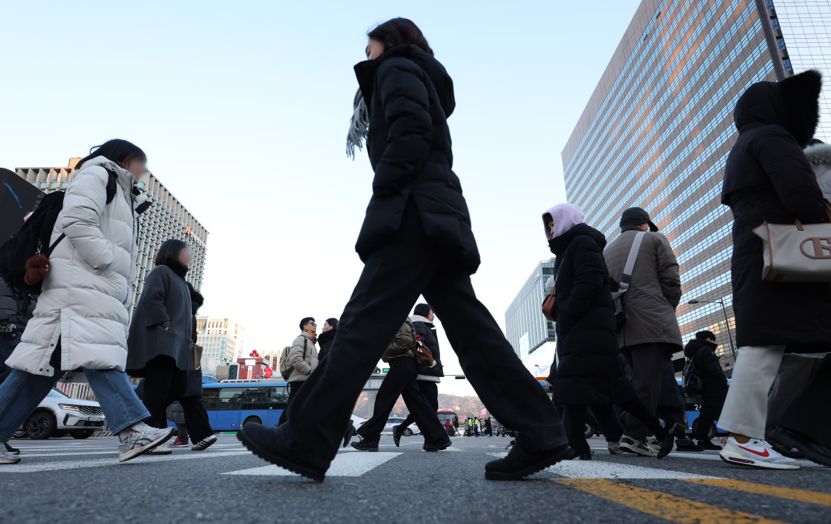 ▲2일 서울 광화문 사거리에서 시민들이 횡단보도를 건너고 있다.  (연합뉴스)