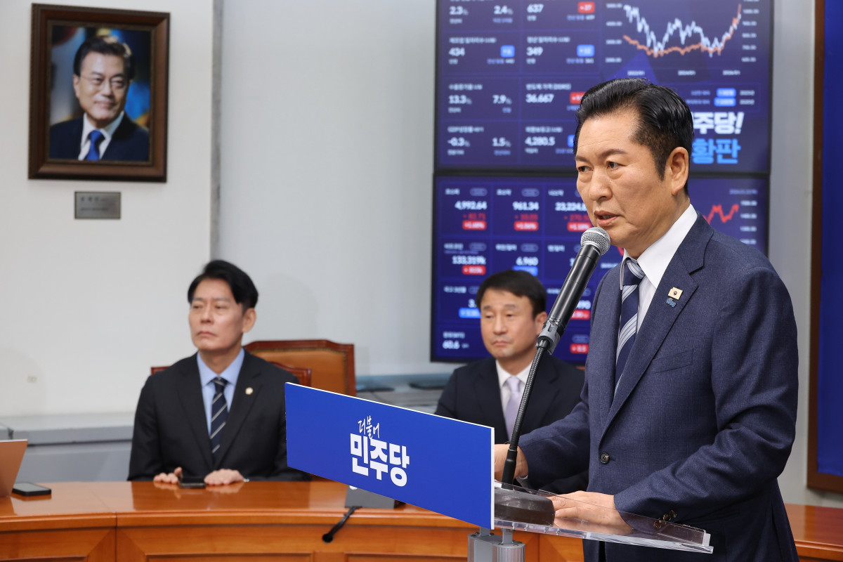 ▲더불어민주당 정청래 대표가 22일 국회에서 조국혁신당과의 합당을 제안하는 기자회견을 하고 있다. (사진=연합뉴스)