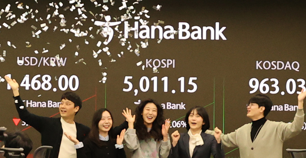 ▲22일 오전 서울 중구 하나은행 딜링룸에서 딜러들이 코스피 5000 돌파를 축하하고 있다. (사진제공= 하나은행)