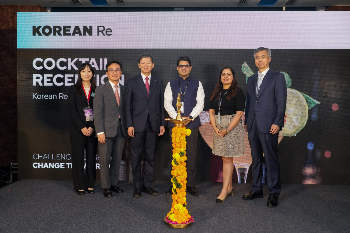 ▲(왼쪽부터) 코리안리 신입사원, 한지한 코리안리 인도지점장, 원종규 코리안리 사장, 샤일렌드라 사프라 에이온 인도 재보험솔루션 부문 CEO, 님피아 바트라 가이카펜터 인도 CEO, 유동완 주뭄바이 총영사가 지난 20일 인도 뭄바이 JW 메리어트호텔에서 열린 ‘코리안리 인도 지점 개점식’에서 기념촬영을 하고 있다. (제공 코리안리재보험)