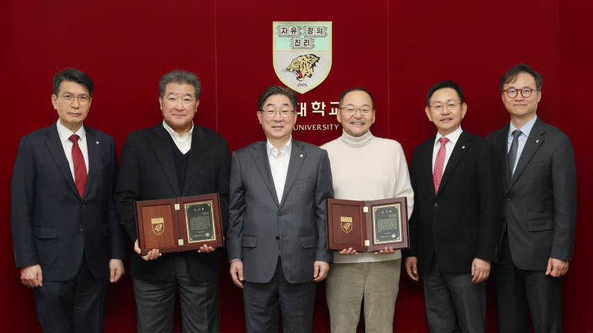 ▲(왼쪽부터) 편성범 고려대 의과대학장, 김대중 대공개발 회장, 김동원 고려대 총장, 홍민표 부라더상사 대표이사, 윤을식 고려대 의무부총장 겸 의료원장, 전재욱 고려대 대외협력처장 (고려대의료원)