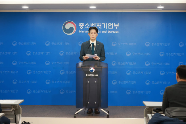 ▲노용석 중소벤처기업부 제1차관이 12일 세종 중소벤처기업부 브리핑실에서 '2026년 중기부 소관 공공기관·유관기관 업무보고' 브리핑을 하고 있다. (사진제공=중소벤처기업부)