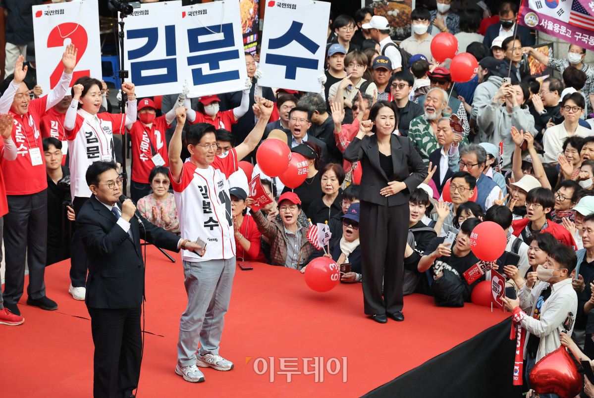 ▲ 김문수 국민의힘 대통령 후보가 지난해 5월 29일 경기 안양시 동안구 평촌1번가 문화의거리에서 시민들에게 지지를 호소하고 있다. (조현호 기자 hyunho@)