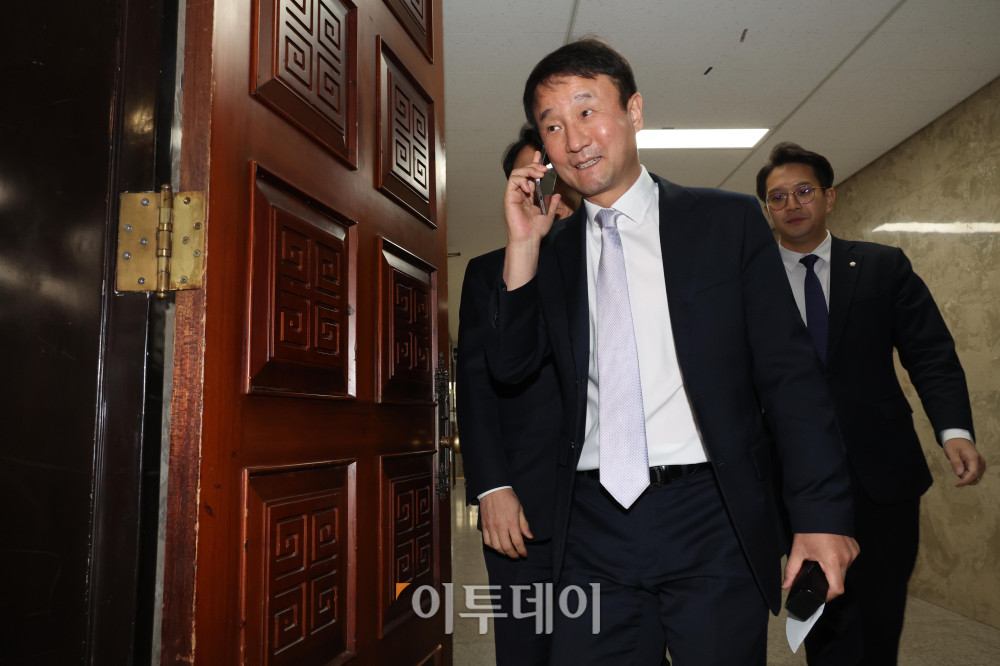 ▲한병도 더불어민주당 원내대표가 22일 서울 여의도 국회에서 중대범죄수사청·공소청법 신설 등 검찰개혁 논의 관련 정책의원 총회에 참석하고 있다. 고이란 기자 photoeran@