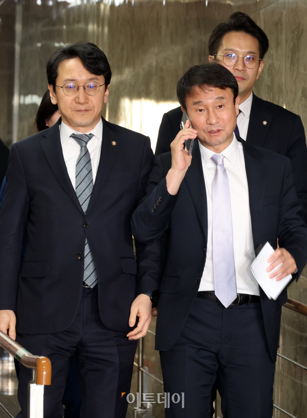 ▲한병도 더불어민주당 원내대표가 22일 서울 여의도 국회에서 중대범죄수사청·공소청법 신설 등 검찰개혁 논의 관련 정책의원 총회에 참석하고 있다. 고이란 기자 photoeran@