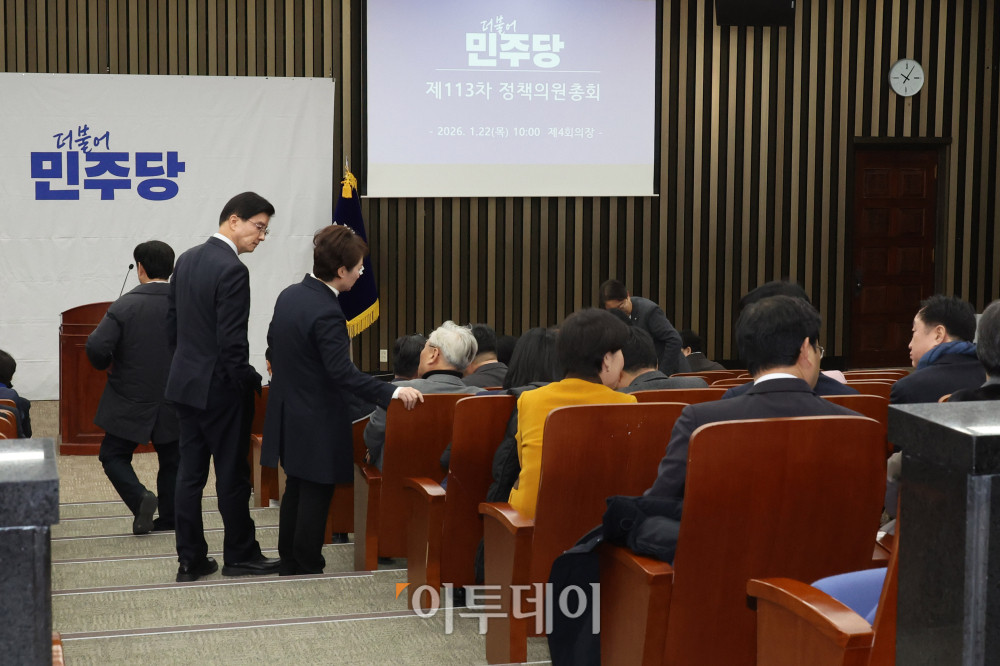 ▲더불어민주당 의원들이 22일 서울 여의도 국회에서 중대범죄수사청·공소청법 신설 등 검찰개혁 논의 관련 정책의원 총회에 참석하고 있다. 고이란 기자 photoeran@