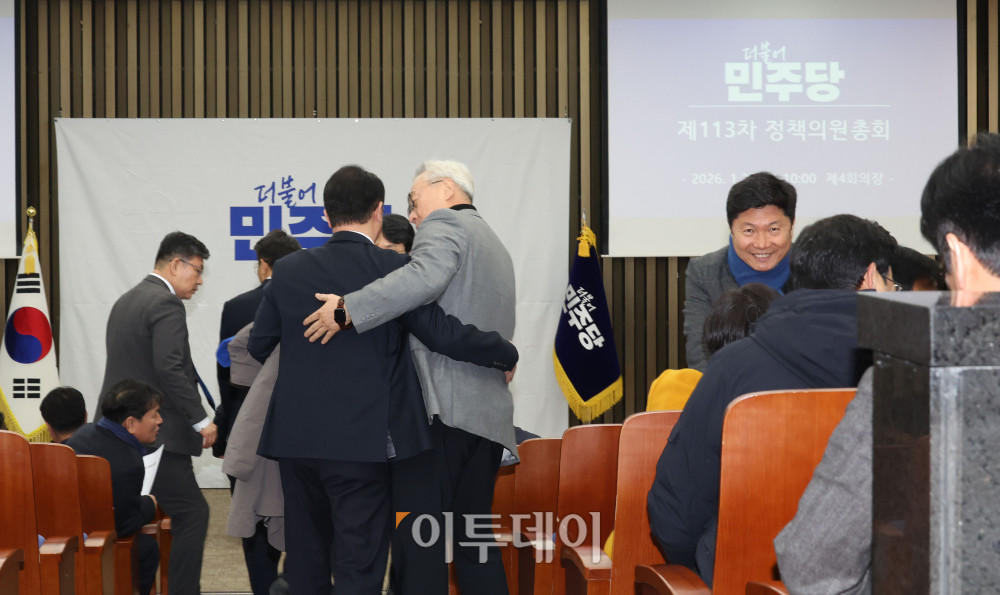 ▲더불어민주당 의원들이 22일 서울 여의도 국회에서 중대범죄수사청·공소청법 신설 등 검찰개혁 논의 관련 정책의원 총회에 참석하고 있다. 고이란 기자 photoeran@