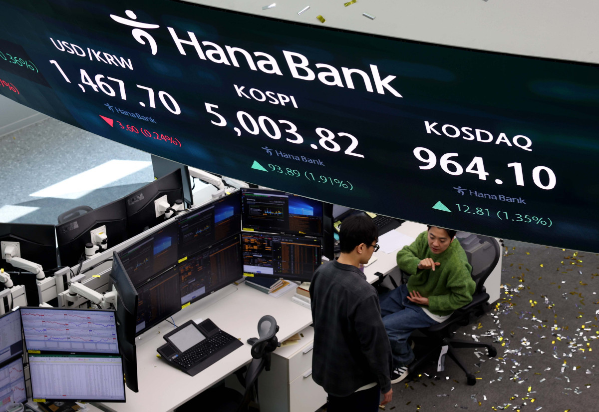 ▲코스피가 사상 처음으로 장중 5000선을 돌파한 22일 오전 서울 중구 하나은행 본점 딜링룸 전광판에 코스피 등 시황이 표시되고 있다. 신태현 기자 holjjak@
