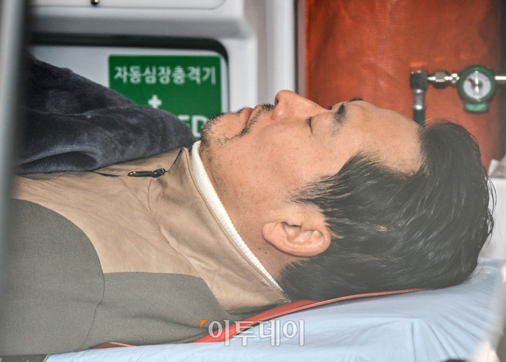 ▲통일교·공천헌금 '쌍특검' 수용을 요구하며 단식 8일째를 맞은 장동혁 국민의힘 대표가 22일 서울 여의도 국회에서 단식 중단을 선언한 뒤 병원으로 이송되고 있다. 고이란 기자 photoeran@