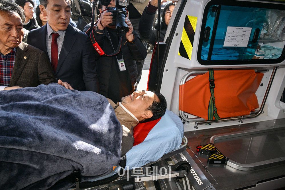 ▲통일교·공천헌금 '쌍특검' 수용을 요구하며 단식 8일째를 맞은 장동혁 국민의힘 대표가 22일 서울 여의도 국회에서 단식 중단을 선언한 뒤 병원으로 이송되고 있다. 고이란 기자 photoeran@