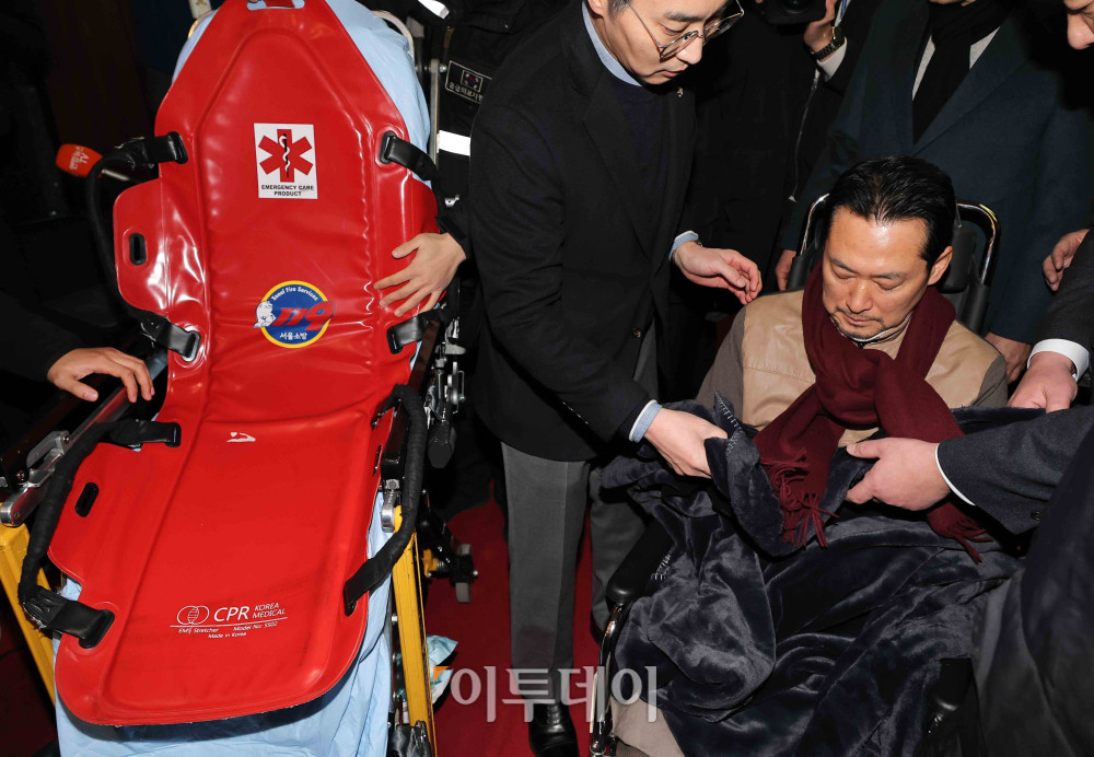 ▲통일교·공천헌금 '쌍특검' 수용을 요구하며 단식 8일째를 맞은 장동혁 국민의힘 대표가 22일 서울 여의도 국회에서 단식 중단을 선언한 뒤 병원으로 이송되고 있다. 고이란 기자 photoeran@