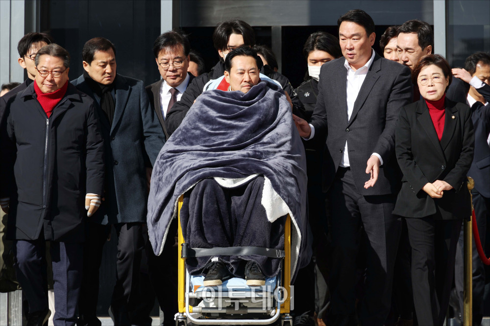 ▲통일교·공천헌금 '쌍특검' 수용을 요구하며 단식 8일째를 맞은 장동혁 국민의힘 대표가 22일 서울 여의도 국회에서 단식 중단을 선언한 뒤 병원으로 이송되고 있다. 고이란 기자 photoeran@