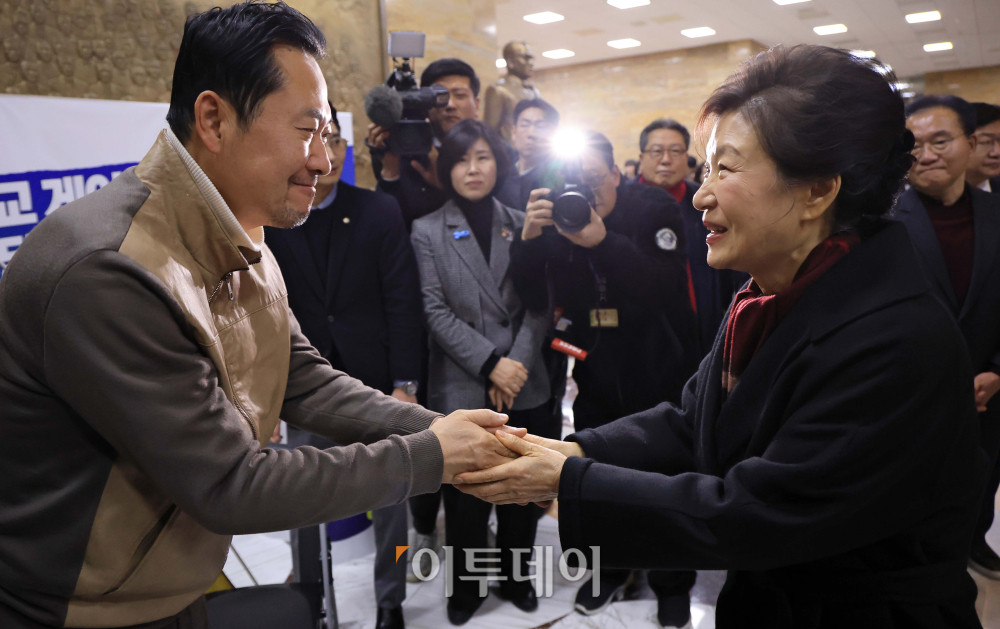 ▲박근혜 전 대통령이 22일 서울 영의도 국회 로텐더홀에서 통일교·공천헌금 '쌍특검' 수용을 요구하며 단식 8일째를 맞은 장동혁 국민의힘 대표 농성장을 방문하고 있다. 고이란 기자 photoeran@