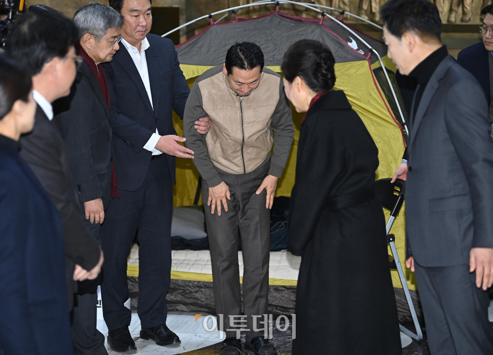 ▲박근혜 전 대통령이 22일 서울 영의도 국회 로텐더홀에서 통일교·공천헌금 '쌍특검' 수용을 요구하며 단식 8일째를 맞은 장동혁 국민의힘 대표 농성장을 방문하고 있다. 고이란 기자 photoeran@