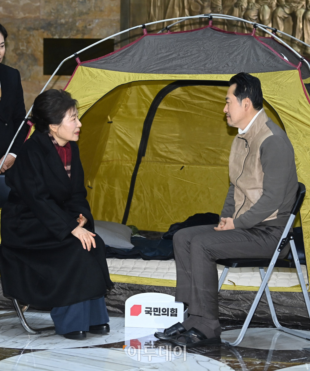 ▲박근혜 전 대통령이 22일 서울 영의도 국회 로텐더홀에서 통일교·공천헌금 '쌍특검' 수용을 요구하며 단식 8일째를 맞은 장동혁 국민의힘 대표 농성장을 방문하고 있다. 고이란 기자 photoeran@