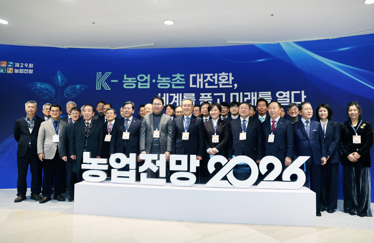 ▲송미령 농림축산식품부 장관(앞줄 오른쪽에서 네 번째)이 22일 서울 잠실 롯데호텔월드에서 열린 ‘농업전망 2026’ 행사에서 관계자들과 기념 촬영을 하고 있다. 이날 농촌경제연구원은 올해 농업 총생산액 등을 전망한 '2026 농업전망'을 발표했다.  (사진제공=농림축산식품부)