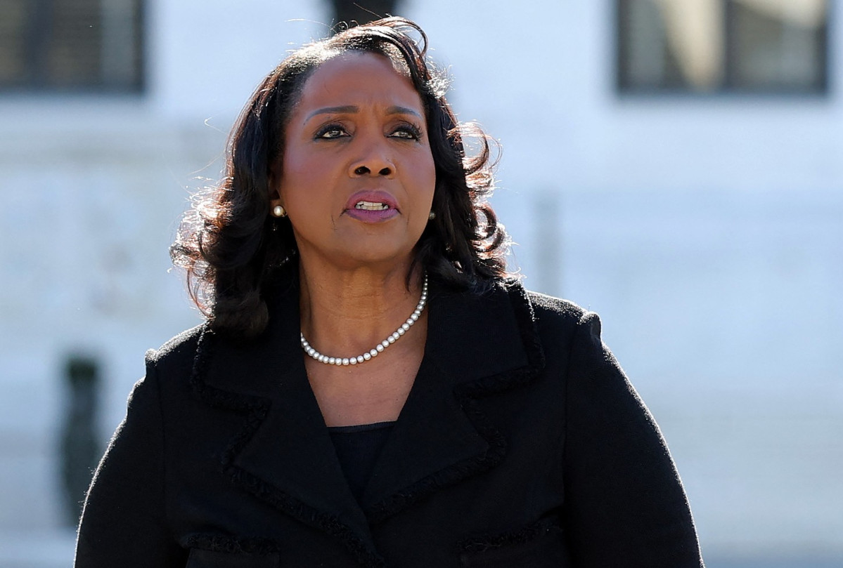 ▲리사 쿡 미국 연방준비제도(Fed·연준) 이사가 21일(현지시간) 자신의 해임 관련 연방대법원 심리가 끝나고 나서 대법원을 떠나고 있다.    (워싱턴D.C./AFP연합뉴스)