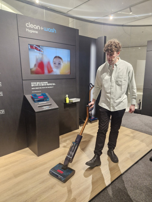 ▲네이슨 로슨 맥클린 다이슨 시니어 디자인 매니저가 22일 서울 더현대에서 다이슨 클린앤워시 하이진을 시연하고 있다. (손희정 기자 sonhj1220@)