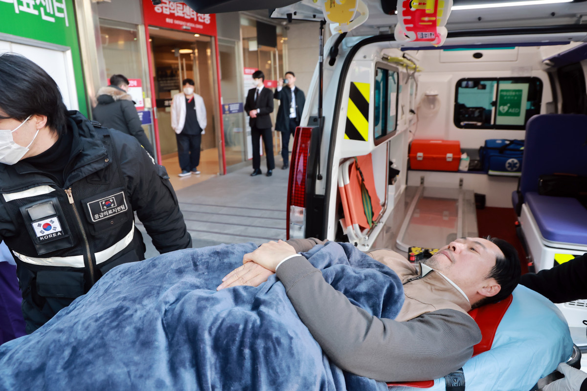 ▲통일교·공천헌금 '쌍특검' 수용을 요구하며 여드레째 단식을 이어가던 국민의힘 장동혁 대표가 22일 건강 악화로 서울 관악구의 한 병원으로 이송되어 도착하고 있다. (연합뉴스)