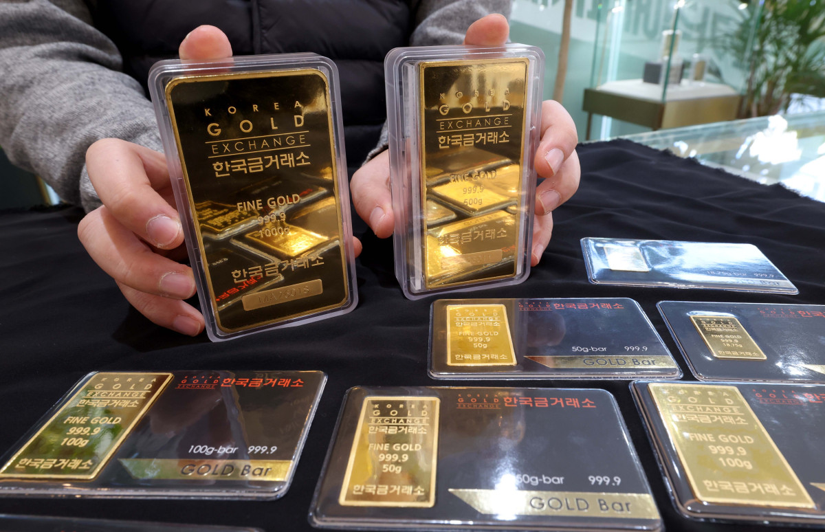 ▲금값이 끝을 모르는 듯 상승하며 금 한돈 가격이 100만 원을 넘어선 가운데 22일 서울 종로구 한국금거래소에서 관계자가 골드바를 들어보이고 있다. 한국금거래소에 따르면 21일 기준 순금 1돈(3.75g) 소비자 매입가격은 100만 9000원으로 100만원 선을 처음으로 돌파했다. 이란 사태와 그린란드 분쟁 같은 국제 정세 불안이 최근 겹치면서, 안전자산을 찾는 수요가 점점 더 강해지고 있다. 신태현 기자 holjjak@