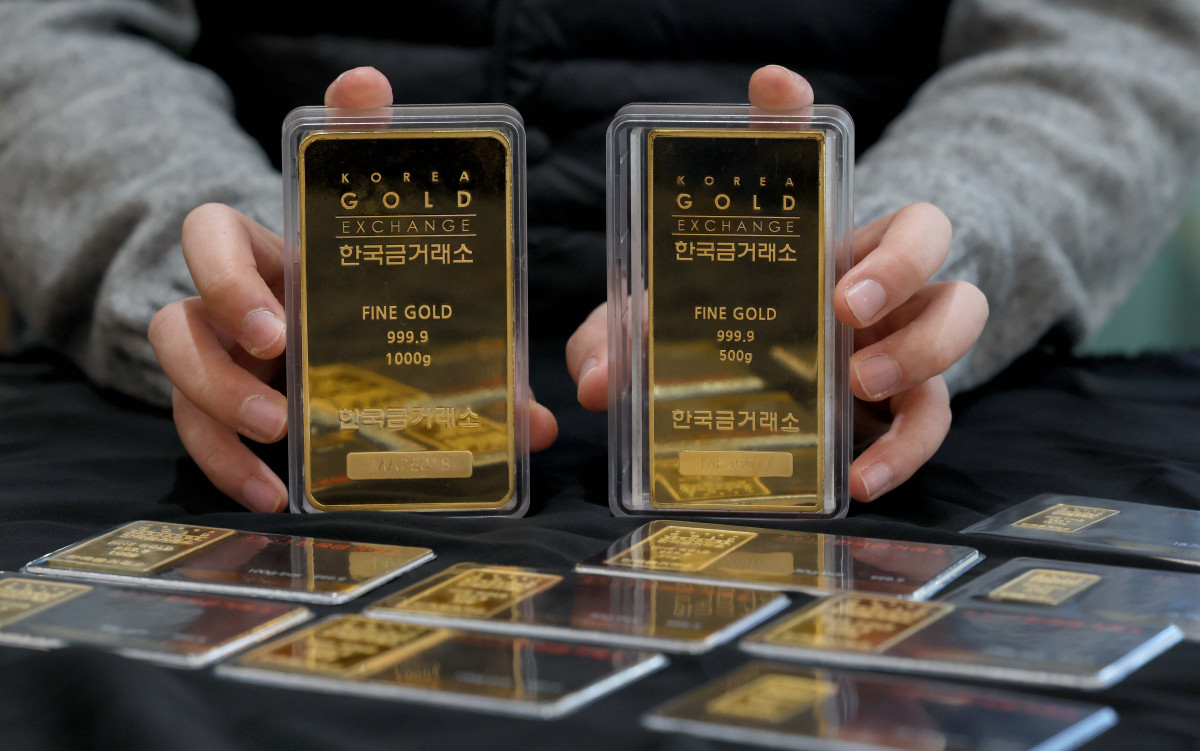 ▲금값이 끝을 모르는 듯 상승하며 금 한돈 가격이 100만 원을 넘어선 가운데 22일 서울 종로구 한국금거래소에서 관계자가 골드바를 들어보이고 있다. 한국금거래소에 따르면 21일 기준 순금 1돈(3.75g) 소비자 매입가격은 100만 9000원으로 100만원 선을 처음으로 돌파했다. 이란 사태와 그린란드 분쟁 같은 국제 정세 불안이 최근 겹치면서, 안전자산을 찾는 수요가 점점 더 강해지고 있다. 신태현 기자 holjjak@