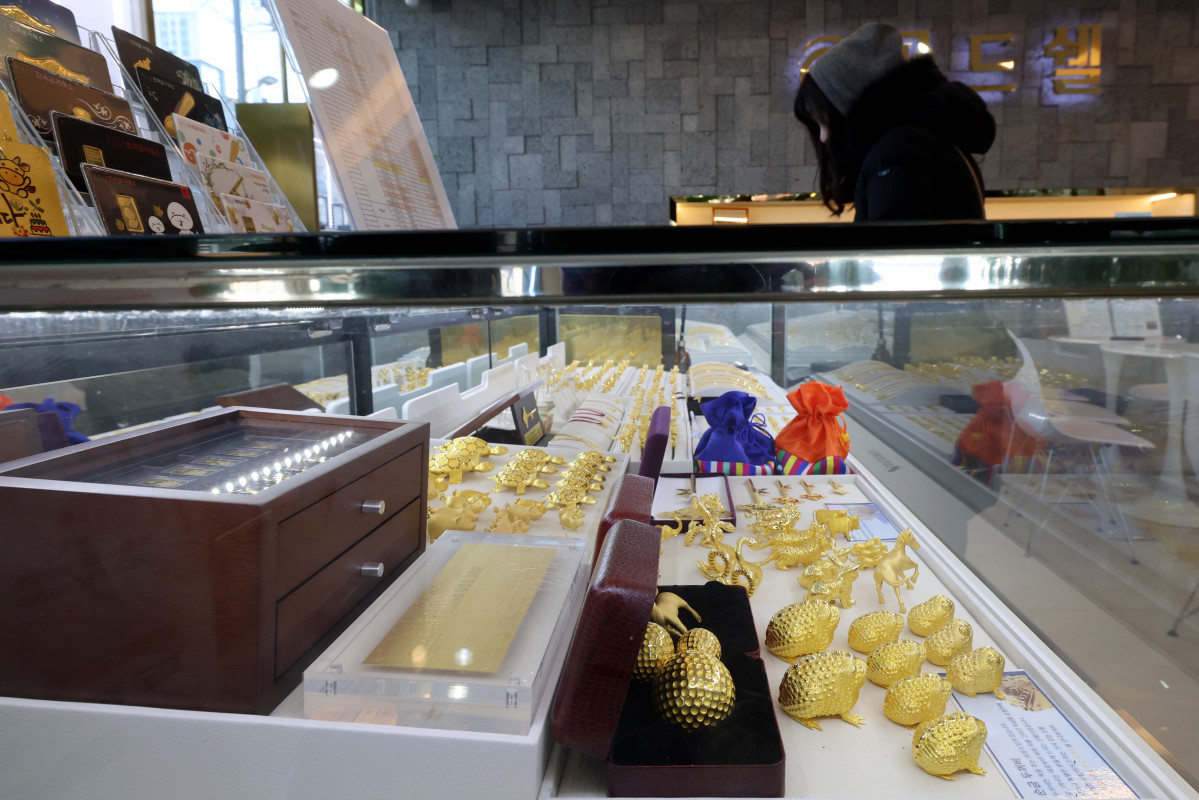 ▲금값이 끝을 모르는 듯 상승하며 금 한돈 가격이 100만 원을 넘어선 가운데 22일 서울 종로구 한국금거래소에 금세공품이 전시돼 있다. 한국금거래소에 따르면 21일 기준 순금 1돈(3.75g) 소비자 매입가격은 100만 9000원으로 100만원 선을 처음으로 돌파했다. 이란 사태와 그린란드 분쟁 같은 국제 정세 불안이 최근 겹치면서, 안전자산을 찾는 수요가 점점 더 강해지고 있다. 신태현 기자 holjjak@