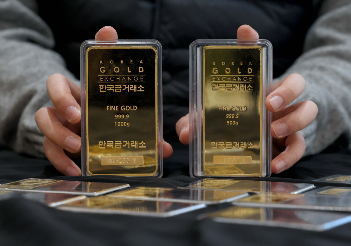 ▲금값이 끝을 모르는 듯 상승하며 금 한돈 가격이 100만 원을 넘어선 가운데 22일 서울 종로구 한국금거래소에서 관계자가 골드바를 들어보이고 있다. 한국금거래소에 따르면 21일 기준 순금 1돈(3.75g) 소비자 매입가격은 100만 9000원으로 100만원 선을 처음으로 돌파했다. 이란 사태와 그린란드 분쟁 같은 국제 정세 불안이 최근 겹치면서, 안전자산을 찾는 수요가 점점 더 강해지고 있다. 신태현 기자 holjjak@