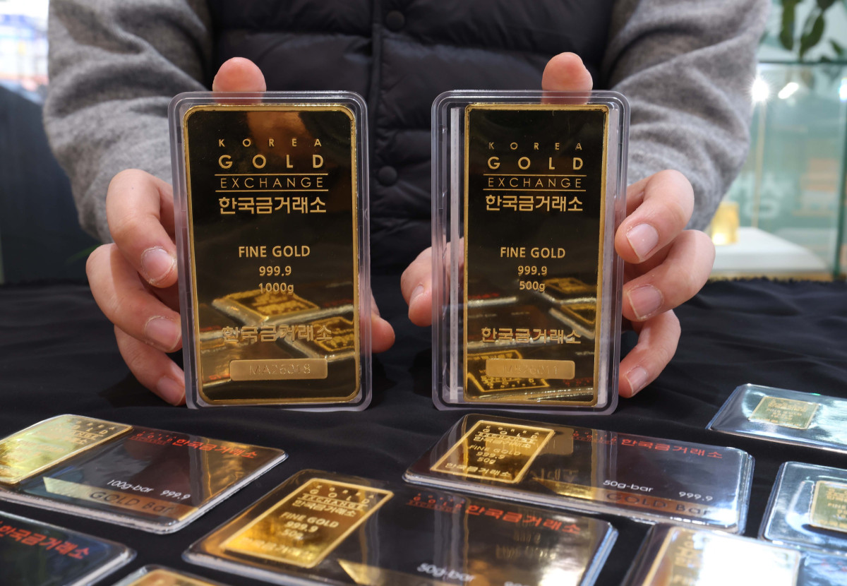 ▲금값이 끝을 모르는 듯 상승하며 금 한돈 가격이 100만 원을 넘어선 가운데 22일 서울 종로구 한국금거래소에서 관계자가 골드바를 들어보이고 있다. 한국금거래소에 따르면 21일 기준 순금 1돈(3.75g) 소비자 매입가격은 100만 9000원으로 100만원 선을 처음으로 돌파했다. 이란 사태와 그린란드 분쟁 같은 국제 정세 불안이 최근 겹치면서, 안전자산을 찾는 수요가 점점 더 강해지고 있다. 신태현 기자 holjjak@