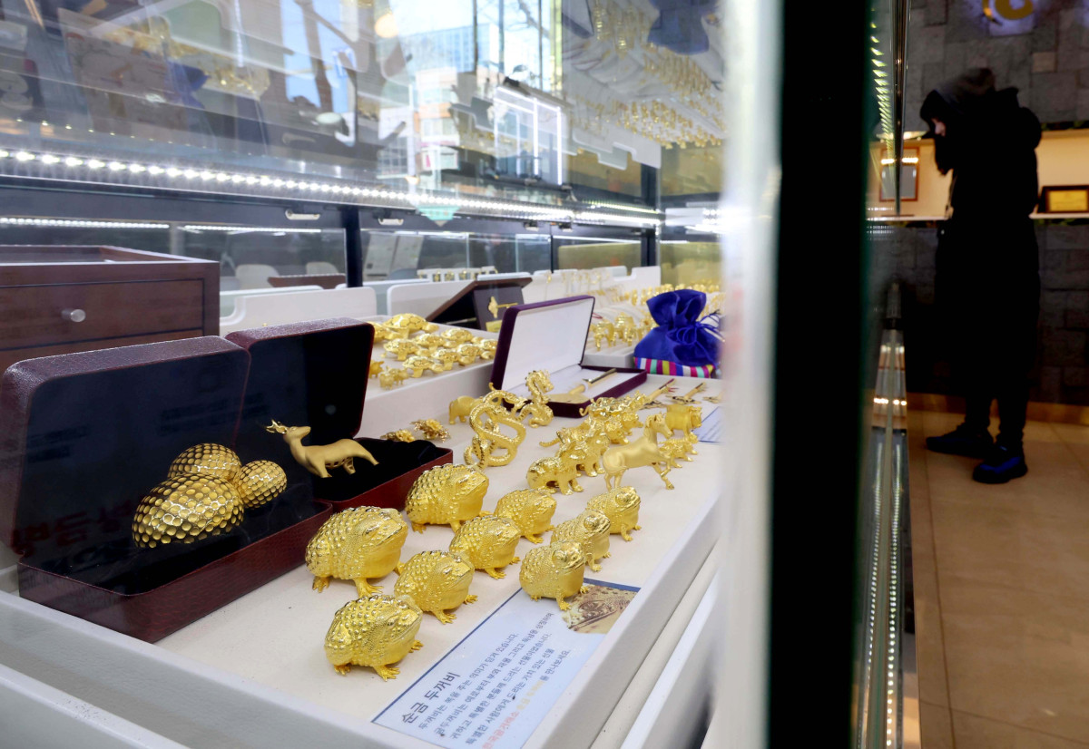 ▲금값이 끝을 모르는 듯 상승하며 금 한돈 가격이 100만 원을 넘어선 가운데 22일 서울 종로구 한국금거래소에 금세공품이 전시돼 있다. 한국금거래소에 따르면 21일 기준 순금 1돈(3.75g) 소비자 매입가격은 100만 9000원으로 100만원 선을 처음으로 돌파했다. 이란 사태와 그린란드 분쟁 같은 국제 정세 불안이 최근 겹치면서, 안전자산을 찾는 수요가 점점 더 강해지고 있다. 신태현 기자 holjjak@