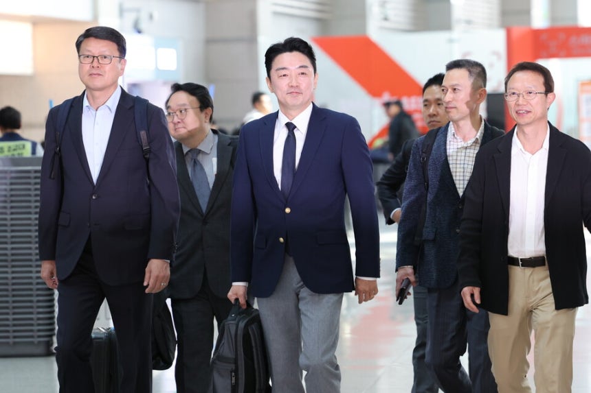 ▲'전략경제협력 대통령 특사'로 임명된 강훈식 대통령 비서실장(가운데)이 지난해 10월 독일로 출국하는 모습.  (연합뉴스)