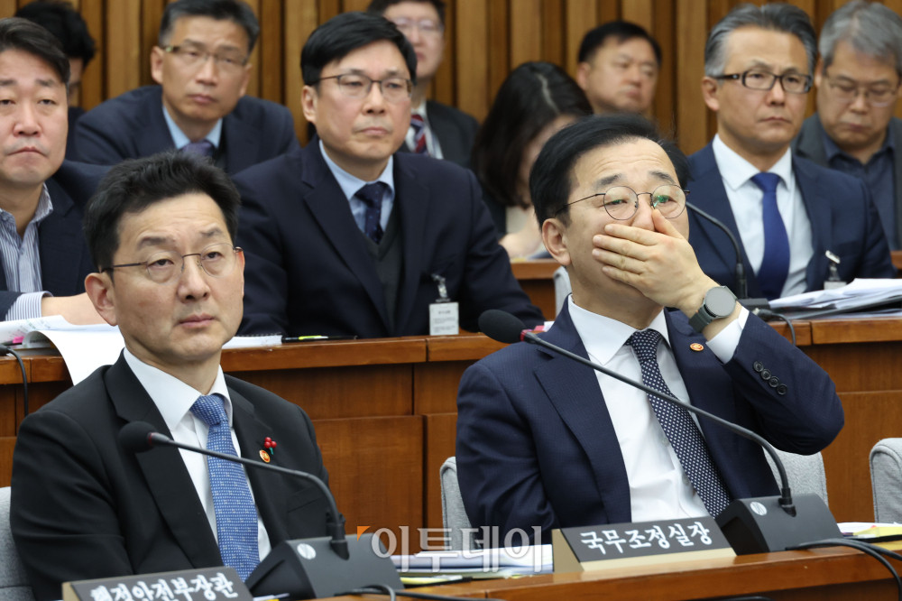 ▲김윤덕(오른쪽) 국토교통부 장관과 윤창렬 국무조정실장이 22일 서울 여의도 국회에서 열린 12.29 여객기 참사 진상규명을 위한 국정조사특별위원회 청문회에 참석하고 있다. 고이란 기자 photoeran@