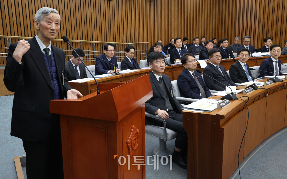 ▲22일 서울 여의도 국회에서 열린 12.29 여객기 참사 진상규명을 위한 국정조사특별위원회 청문회에서 이석암 전 서울지방항공청장(2004년 재직)이 의원 질의에 답하고 있다. 고이란 기자 photoeran@