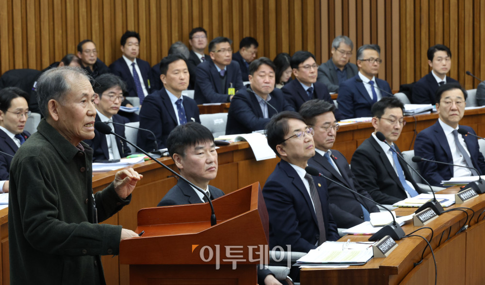 ▲22일 서울 여의도 국회에서 열린 12.29 여객기 참사 진상규명을 위한 국정조사특별위원회 청문회에서 장종식 전 서울지방항공청장(2007년 재직)이 의원 질의에 답하고 있다. 고이란 기자 photoeran@