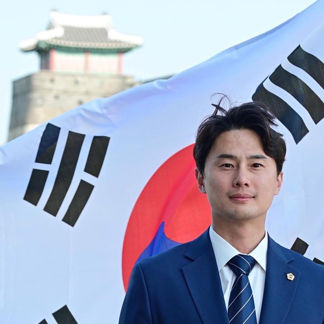 ▲황대호 경기도의회 문화체육관광위원회 위원장이 수원 화성을 배경으로 태극기 앞에서 포즈를 취하고 있다. 황 위원장은 8년간의 의정활동을 마무리하는 해를 맞아 이재명 국민주권정부 문화정책 성공을 위해 최선을 다하겠다고 밝혔다. (경기도의회)