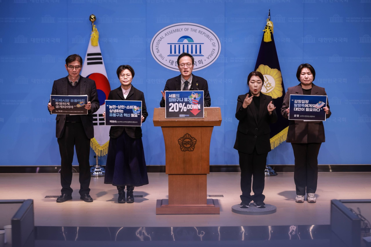 ▲서울시장 선거에 출마한 박주민 더불어민주당 의원이 22일 오후 서울 여의도 국회 소통관에서  '장바구니 물가 20% 다운, 서울 유통 대개혁' 공약 발표 기자회견을 하고 있다. (사진=박주민 의원실)