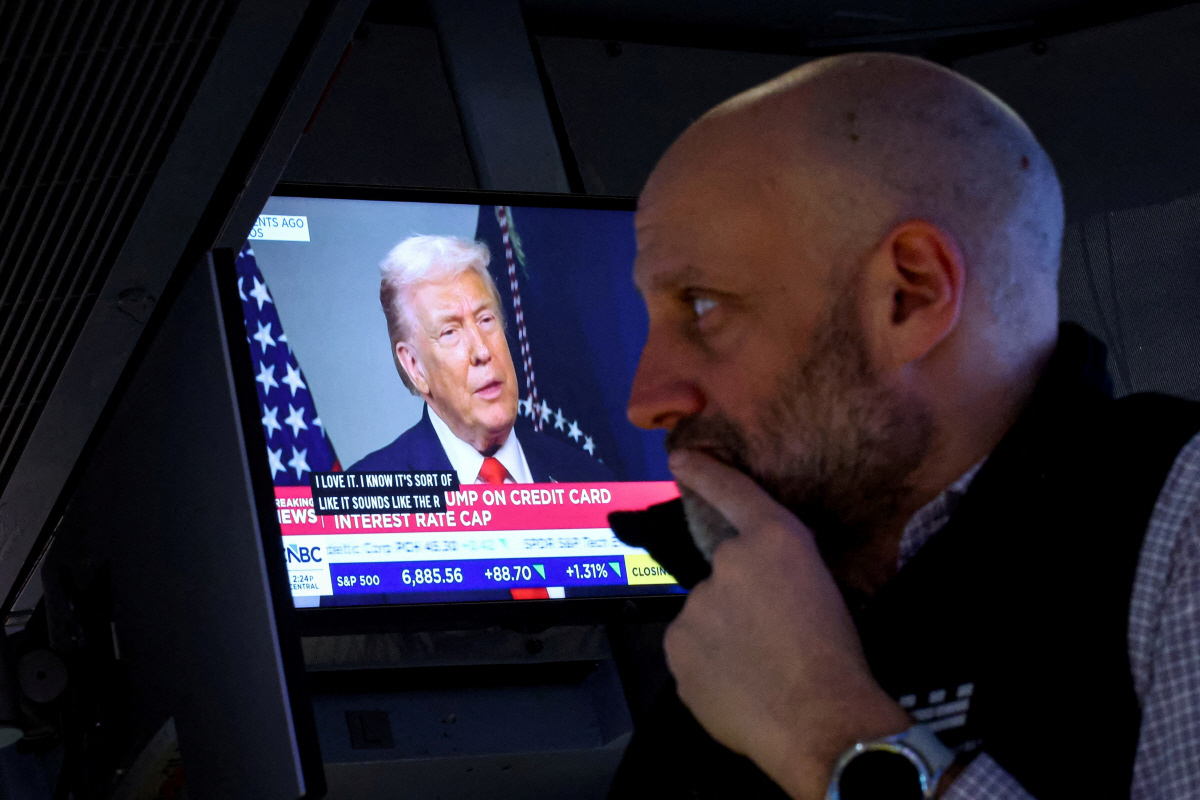 ▲21일(현지시간) 미국 뉴욕시 뉴욕증권거래소(NYSE)에서 한 트레이더가 업무를 보는 가운데, 스위스 다보스에서 열린 세계경제포럼(WEF) 회의에서 도널드 트럼프 미국 대통령이 CNBC와 인터뷰하는 모습이 화면에 비춰지고 있다.  (뉴욕/로이터연합뉴스)