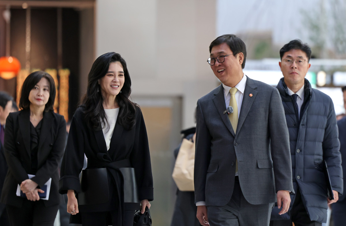 ▲최휘영 문화체육관광부 장관이 22일 2026 코아그랜드세일 진행 상황을 점검하기 위해 서울 영등포구 더현대 서울을 찾아 이부진 한국방문의해위원회 위원장과 이야기를 나누며 행사장으로 이동하고 있다. (사진제공=문화체육관광부)