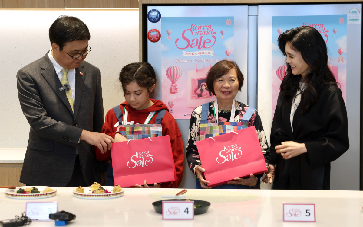 ▲최휘영 문화체육관광부 장관이 22일 서울 영등포구 더현대 서울 문화센터에서 진행되고 있는 코리아그랜드세일의 체험행사 '케이-소스 활용 한식 쿠킹클래스'에 이부진 한국방문의해위원회 위원장과 함께 참여해 외국인 관광객에게 선물을 전달하고 있다. (사진제공=문화체육관광부)