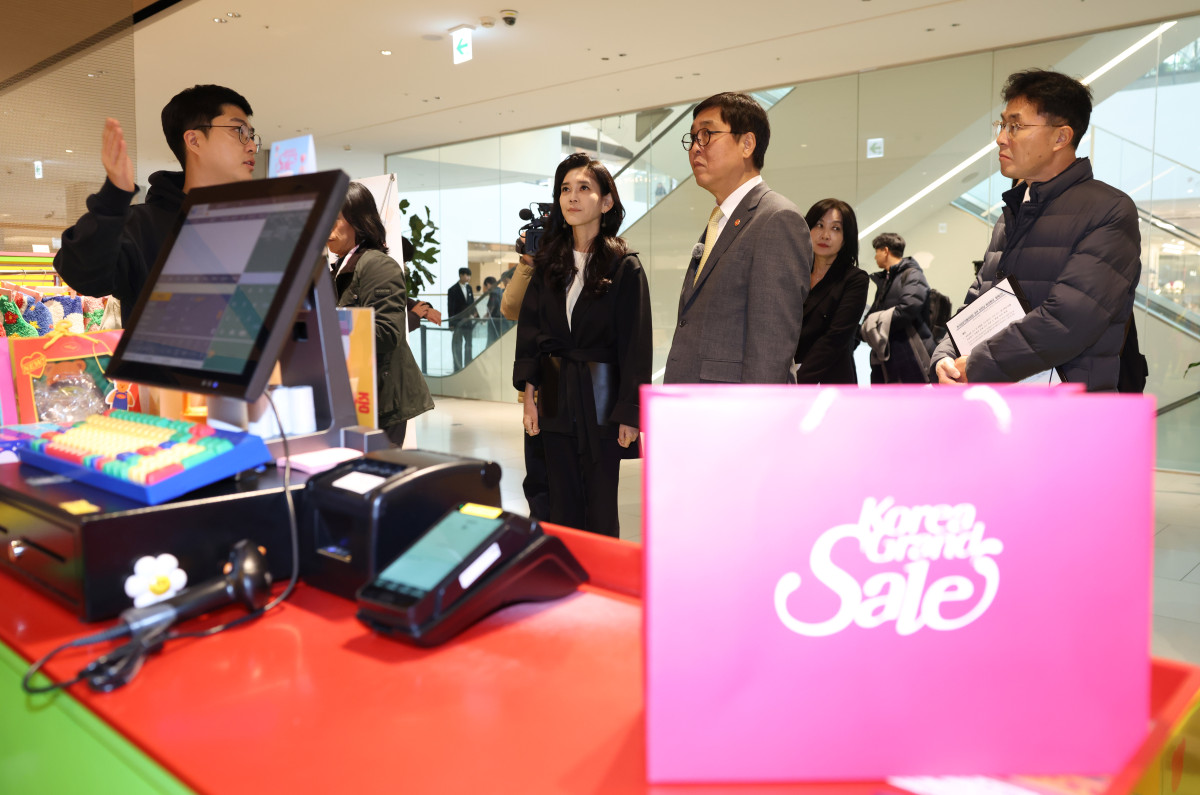 ▲최휘영 문화체육관광부 장관이 22일 서울 영등포구 더현대 서울을 찾아 코리아그랜드세일 참여매장인 위글위글을 방문해 이부진 한국방문의해위원회 위원장과 함께 행사 진행 상황을 살펴보고 있다. (사진제공=문화체육관광부)