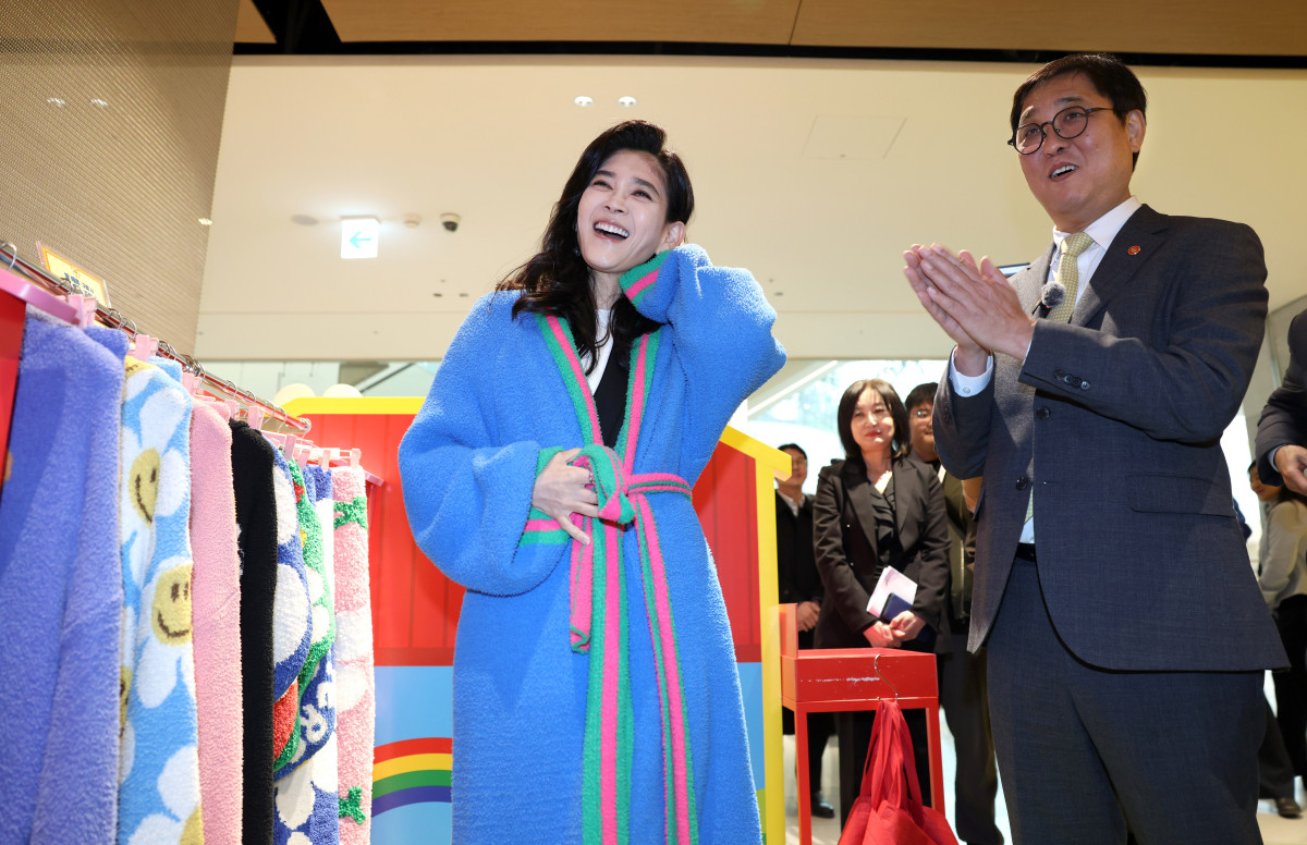 ▲최휘영 문화체육관광부 장관이 22일 서울 영등포구 더현대 서울을 찾아 코리아그랜드세일 참여매장인 위글위글을 방문해 이부진 한국방문의해위원회 위원장과 함께 행사 진행 상황을 살펴보고 있다. (사진제공=문화체육관광부)