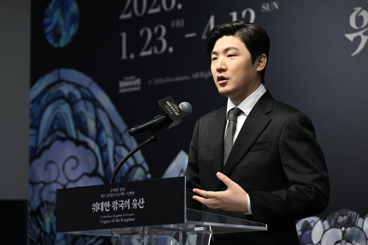 ▲조길현 데브시스터즈 대표가 22일 서울 인사동 아라아트센터에서 열린 '쿠키런: 킹덤' 아트 컬래버 특별전 '위대한 왕국의 유산' 기자 간담회에서 인사말을 하고 있다. (사진제공=데브시스터즈)