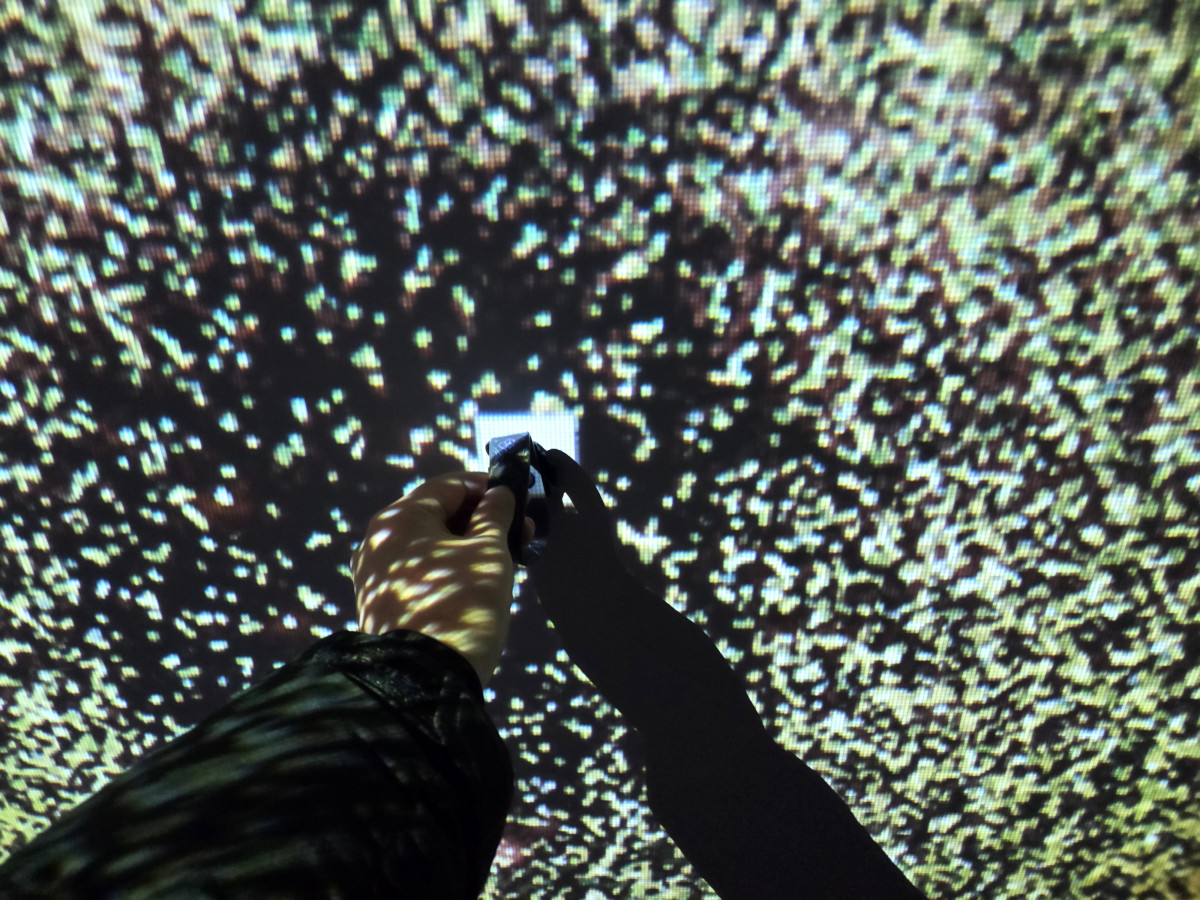 ▲팔찌를 가져다 대면 미디어 아트가 접목된 인터랙티브 전시가 나타난다. (유승호 기자 peter@)