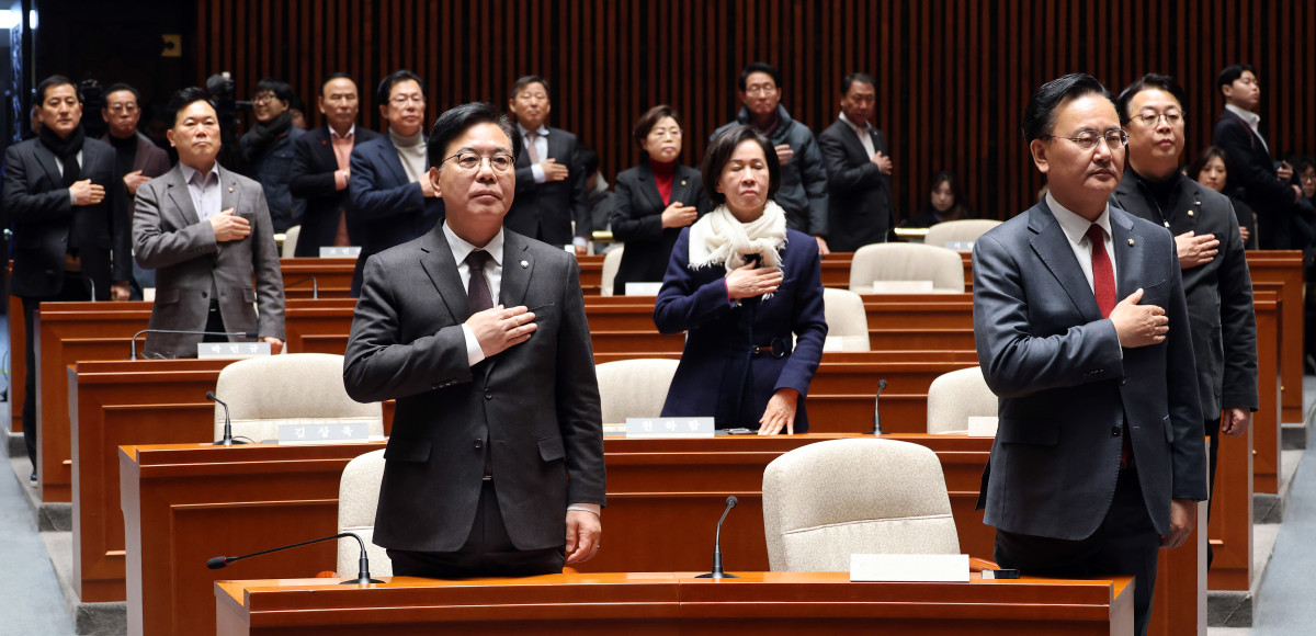 ▲국민의힘 송언석 원내대표를 비롯한 의원들이 22일 국회에서 열린 긴급 의원총회에서 국민의례를 하고 있다.  (연합뉴스)