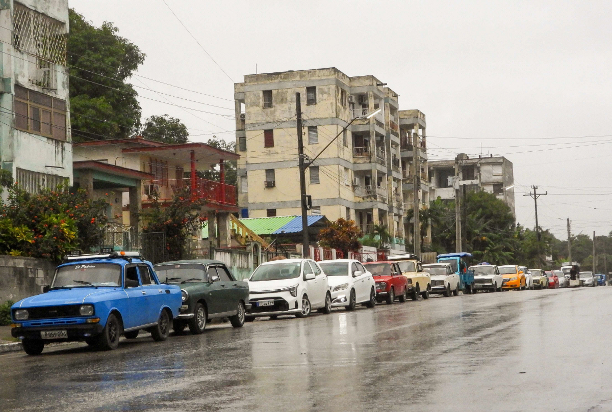 ▲쿠바 수도 아바나에서 20일(현지시간) 자동차들이 기름을 넣기 위해 길게 줄을 서 대기하고 있다. (아바나/AFP연합뉴스)