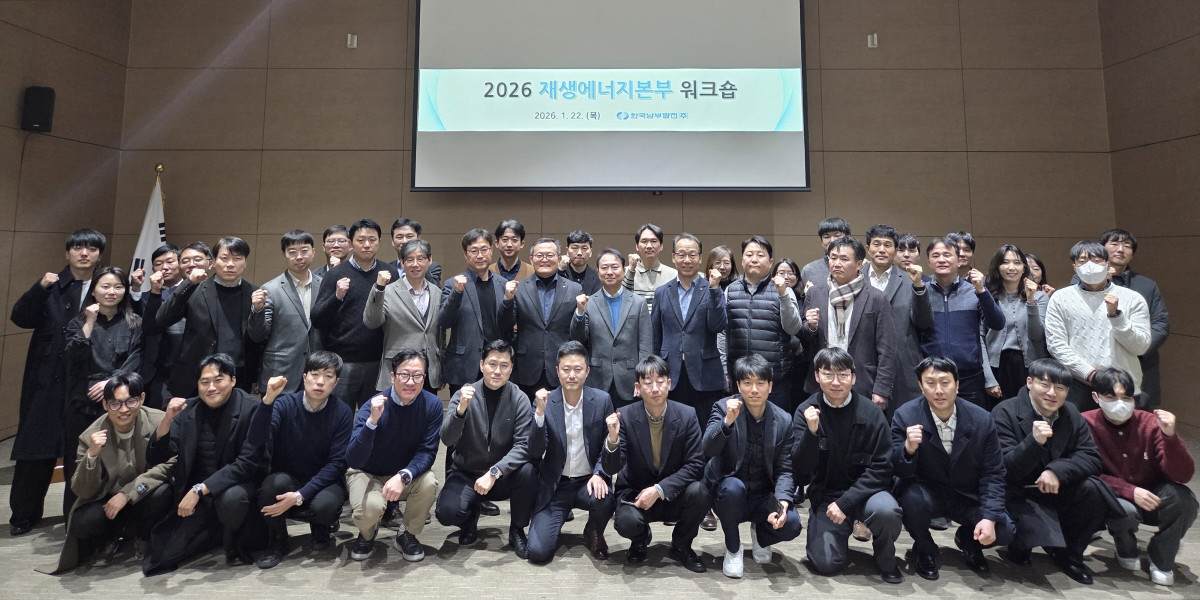 ▲한국남부발전 윤상옥 재생에너지본부장(두번째줄 왼쪽에서 여덟 번째)이 22일 세종 컨벤션센터에서 열린 ‘KOSPO, 재생에너지 Power-Up 워크숍’에서 단국대학교 조홍종 교수(두번째 줄 왼쪽에서 아홉 번째) 및 재생에너지본부 임직원들과 기념 촬영을 하고 있다. (사진제공=한국남부발전)