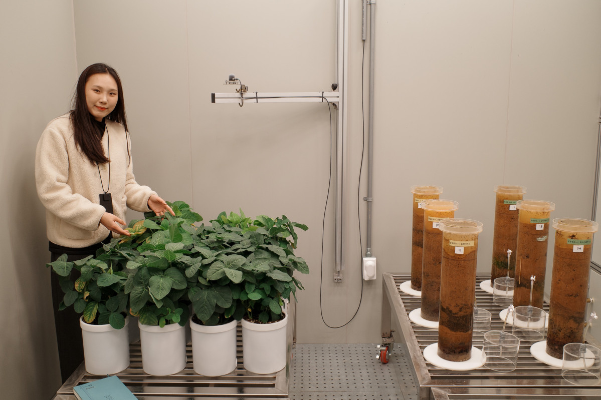 ▲농촌진흥청 관계자가 기후조절실에 대해 설명하고 있다. (공동취재단)