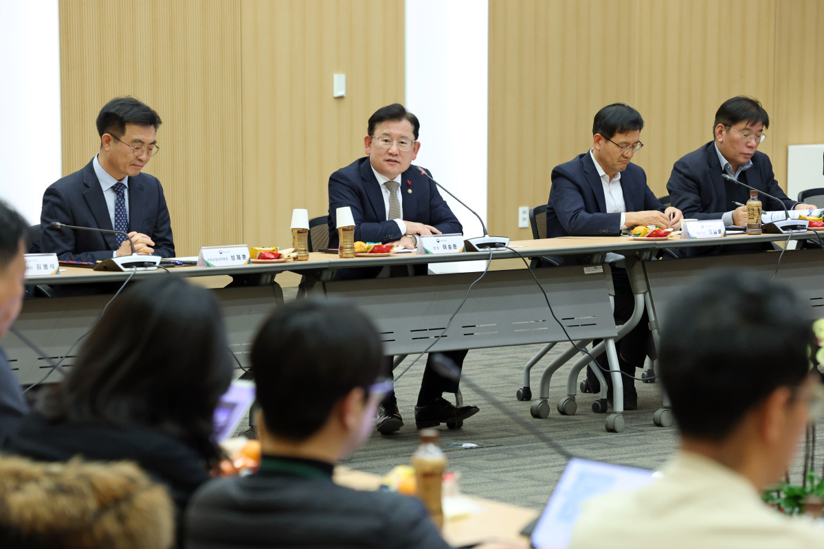 ▲이승돈 농촌진흥청장이 22일 전주 본청에서 기자간담회를 열고, 인공지능(AI)을 농업기술 연구와 보급, 현장 적용 전반에 결합해 농촌진흥사업의 추진 방식을 바꾸겠다는 뜻을 밝히고 있다. (사진제공=농촌진흥청)