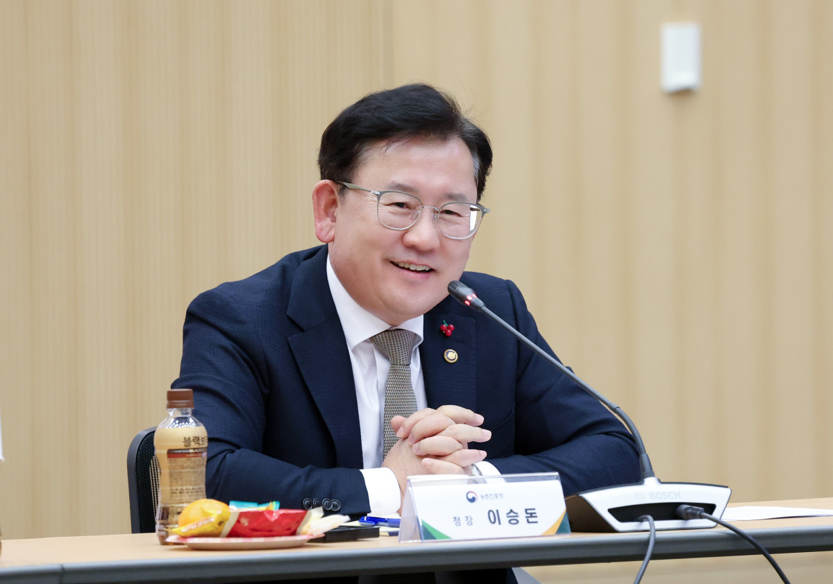 ▲이승돈 농촌진흥청장이 22일 전주 본청에서 기자간담회를 열고, 인공지능(AI)을 농업기술 연구와 보급, 현장 적용 전반에 결합해 농촌진흥사업의 추진 방식을 바꾸겠다는 뜻을 밝히고 있다. (사진제공=농촌진흥청)