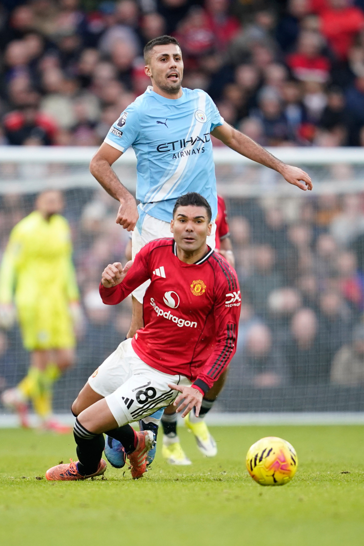 ▲17일(현지시간) 영국 맨체스터에서 열린 프리미어리그(PL) 맨체스터 유나이티드와 맨체스터 시티의 경기에서 맨유의 카세미루(아래)가 맨시티의 로드리고와 공중볼을 다투고 있다. (AP/연합뉴스)